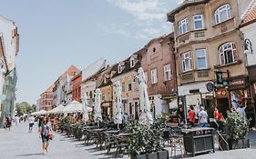 Republicii Rustic Apartament In Brasov City Center